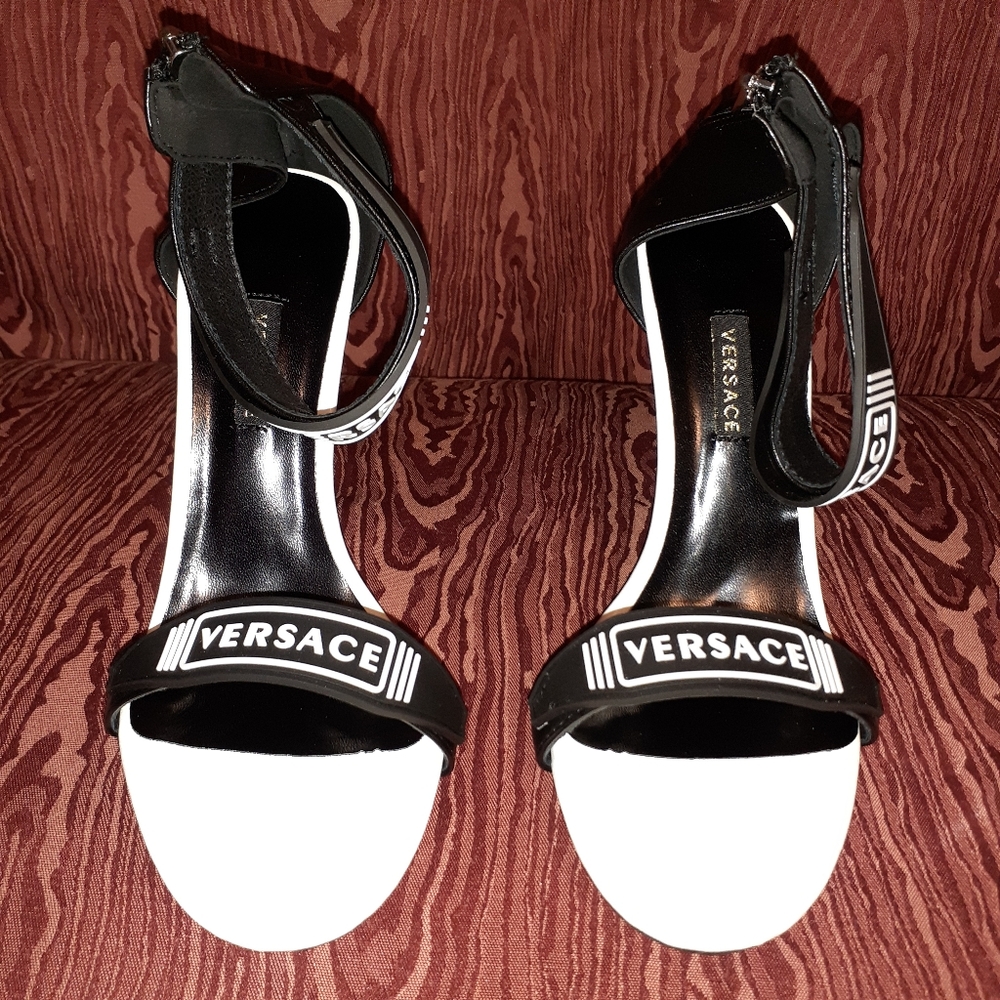 VERSACE Black/White Versace Words Zip In Back Women's Heels Sz 38 NEW W/Receipe